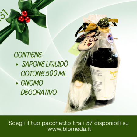 sapone liquido al cotone insieme a gnomo natalizio decorativo